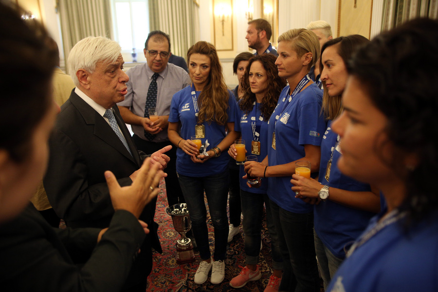 O Πρόεδρος της Δημοκρατίας Προκόπης Παυλόπουλος (Α), μιλά  με τις αθλήτριες της Εθνικής ομάδας καλαθοσφαίρισης Γυναικών Κωφών που τον επισκέφθηκαν στο Προεδρικό Μέγαρο, Πέμπτη 28 Ιουλίου 2016. ΑΠΕ-ΜΠΕ/ΑΠΕ-ΜΠΕ/Αλέξανδρος Μπελτές